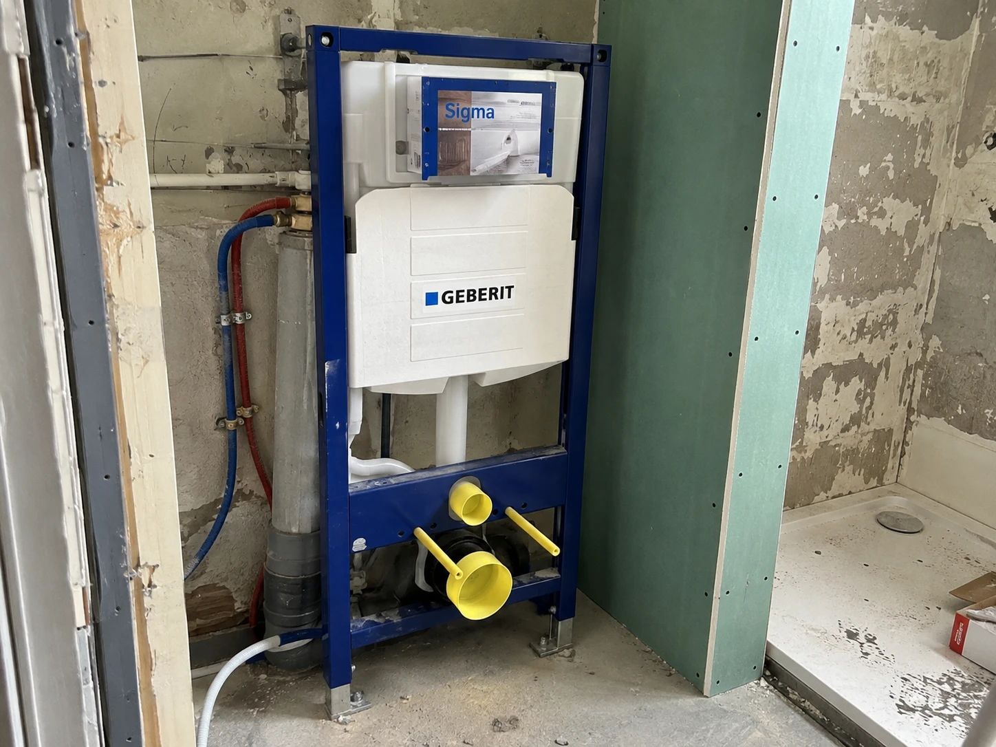 Bâti-support de WC suspendu Geberit posé et raccordé, alimentations PER et évacuation, avant habillage en plaque hydrofuge